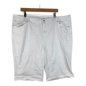 W62 Bermuda Signature Fit Shorts size 22 White